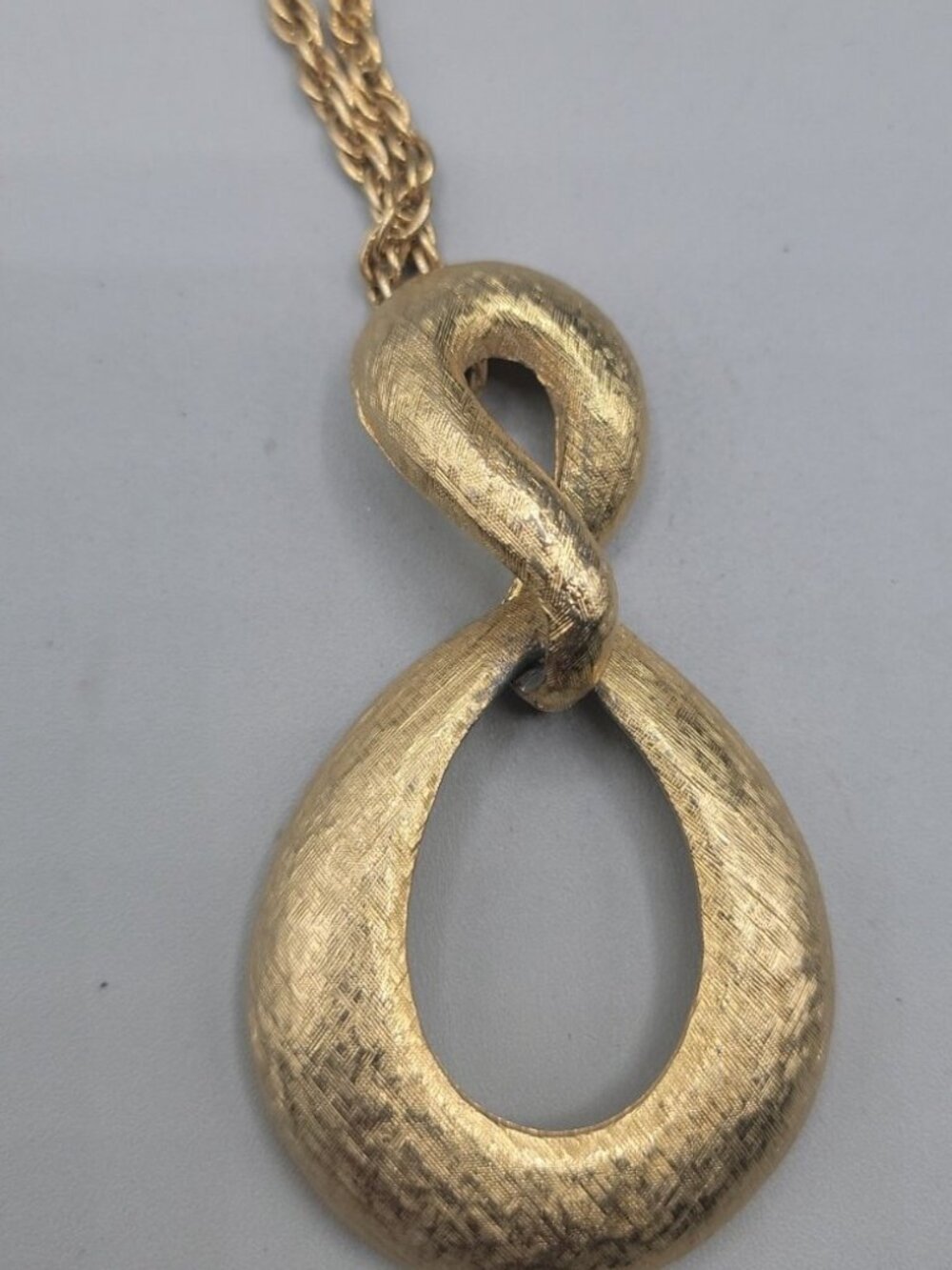 Vintage Lisner Figure 8 Pendant Necklace Textured Gold Tone - Picture 11 of 15